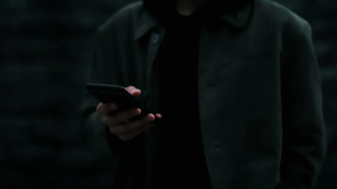 A man holding a cell phone in his hand